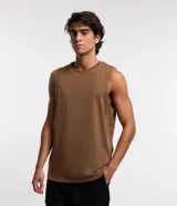 Musculosa blanca de algodón con cuello redondo y corte clásico.