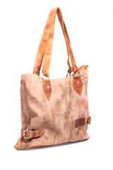 Bolso tote de cuero color marrón claro, con doble asa de cuero y cierre superior.