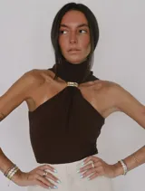 Top marrón con cuello halter y abertura en la espalda, con detalle de anillo dorado en el cuello.