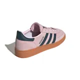 Championes Adidas Handball Spezial de gamuza color rosa con detalles en verde oscuro y suela de goma color caramelo.