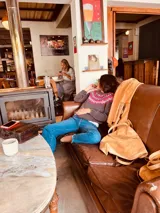 Sweater de punto grueso color gris con guarda pampa en tonos fucsia y blanco en el canesú.