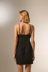 Vestido corto color beige de algodón, con breteles finos regulables, escote cuadrado y cierre lateral invisible.