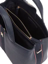 Cartera satchel Tommy Hilfiger color azul marino con textura granulada. Tiene doble asa corta, correa larga extraíble y ajustable, cierre magnético, dos compartimentos principales, dos bolsillos interiores con cremallera, tira distintiva de tela con logo y monograma TH en la parte delantera.