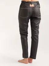 Jean de corte cigarette con detalles de pespuntes y cortes. Con bolsillos traseros.