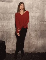 Falda midi negra de lentejuelas, con pretina elástica y tajo en el ruedo.