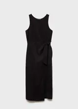 Vestido midi negro de tejido fluido con tirantes anchos, cuello escotado y detalle de nudo.