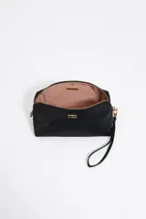 Neceser negro de nylon con estructura blanda y tamaño mediano. Tiene asa extraíble, detalles de piel, logo metálico de Bimba y Lola, acabados metálicos plateados, bolsillo interior y cierre con cremallera.