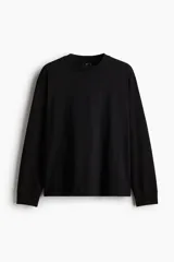 Remera negra de manga larga con cuello redondo y corte holgado.