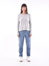 Buzo de tejido liso color negro, con escote redondo y manga larga. El puño y el ruedo son acanalados.