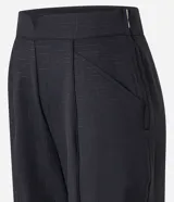 Pantalón de vestir negro de corte recto, con bolsillos laterales y cierre de cremallera lateral. Presenta detalles de hilo metalizado en la trama.