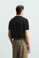 Camiseta de hombre de punto con mezcla de viscosa, a rayas horizontales blancas y azul marino. Tiene cuello redondo, manga corta y terminaciones en rib.