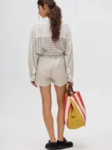 Short boxy de viscosa con estampado de flores, pretina combinada y cordón ajustable. Diseñado en Uruguay.