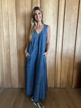 Vestido largo de jean con breteles finos y escote en V.