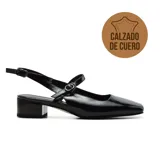Zapato de vestir de cuero negro, con punta fina, tira sobre el empeine y taco cuadrado bajo.