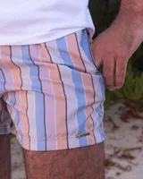 Short de baño para hombre con estampado a rayas verticales en tonos celeste, rosa y beige.
