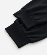 Conjunto deportivo negro de talle grande, compuesto por un hoodie con cierre y un pantalón jogger con cintura ajustable, bolsillos laterales y dobladillo ajustado.