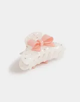 Broche para el pelo color blanco con apliques de strass y un moño color salmón.