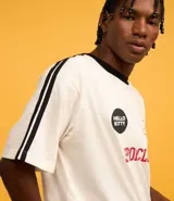 Remera blanca de corte boxy con cuello redondo y detalles en negro. Estampado frontal con logo de Hello Kitty y texto "Sport Club".
