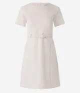 Vestido corto color crema, de corte recto, con cuello redondo y mangas cortas. Incluye cinturón fino con hebilla.