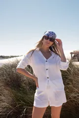 Conjunto blanco de camisa de manga 3/4 con botones y shorts.