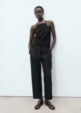 Pantalón negro de lino con cintura elástica y cordón ajustable.