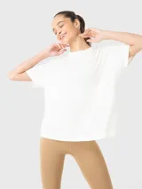 Remera negra oversize de tela fresca y cómoda, con logo pequeño estampado en el pecho.