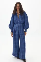 Pantalón culotte azul con estampado a cuadros, de tiro alto y corte ancho.