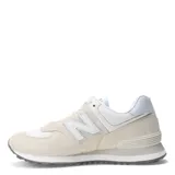 Championes New Balance 574 color beige con detalles en blanco y gris. Capellada de gamuza y tela con logo "N" en los laterales.