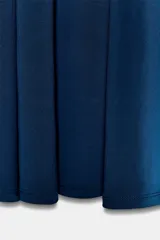 Vestido largo color marrón oscuro, con cuello alto y corte al cuerpo en la parte superior, y falda acampanada con pliegues. Presenta tirantes finos que dejan los hombros al descubierto.