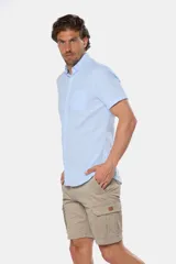 Bermuda cargo azul confeccionada en 98% algodón y 2% spandex.