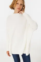 Sweater holgado color rojo, con puños acanalados y diseño cómodo.