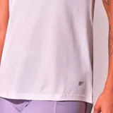 Musculosa deportiva blanca de poliéster con espalda racerback y sisas con ribete violeta.