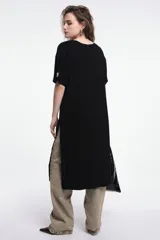 Vestido midi gris de corte recto, con cuello redondo y mangas cortas.