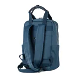 Mochila celeste de poliéster con formato rectangular, acceso con cierre doble, asas fijas y correa regulable.