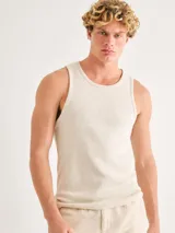 Musculosa ajustada de tejido acanalado color beige claro jaspeado, con cuello redondo.