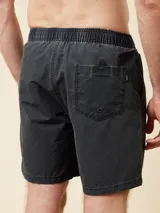 Short de baño color ladrillo con cintura elástica ajustable con cordón blanco.