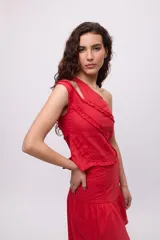 Top azul de un hombro con volados y confeccionado en lino y algodón.