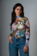 Remera de microtul estampada con cuello alto y mangas largas.