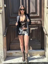 Short blanco con estampado de manchas de vaca en marrón y negro.