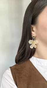 Aros colgantes con forma de flor color crema, con gancho dorado.
