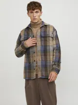Sobrecamisa a cuadros color marrón, azul y verde, de manga larga con cierre de botones y bolsillos en el pecho con cierre de botón.