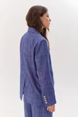 Blazer de lino color coral, con solapas de muesca, cierre con dos botones y bolsillos delanteros con solapa.