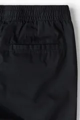 Short negro de lona de algodón, con cintura elástica ajustable con cordón, bolsillos laterales y bolsillo trasero.