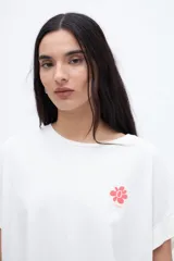 Musculosa lila con manguitas diferenciadas y tajos laterales. Estampado en pecho y espalda. Algodón lavado con textura extra suave. Calce oversize.