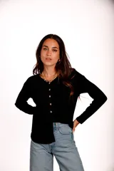 Blusa de morley elastizado color beige, de calce ajustado y mangas largas.