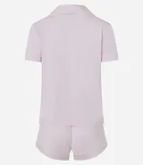 Conjunto de pijama americano compuesto por una blusa de manga corta con cuello solapa y abotonado frontal, y un short con cintura elástica y lazo. El conjunto es liso en color rosa pálido, con vivos contrastantes en el borde de las prendas.