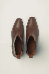 Bota texana de cuero color marrón con elástico lateral y taco cubano negro.