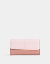 Billetera de cuerina bicolor, rosa claro y rosa viejo, con solapa con broche a presión y cierre trasero con tirador decorativo.