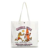 Bolso tote de lona color crudo con asas de hombro y cierre de botón a presión. Presenta un estampado gráfico de estilo caricaturesco con un surfista persiguiendo una tabla de surf con rostro y cola de diablo, y texto promocional de la marca Critical Slide.