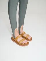 Sandalias de cuero vacuno color caramelo con acabado brillante y plataforma de 3cm de altura.